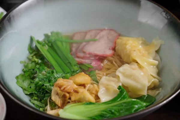 Tô mì hoành thánh xá xíu thơm ngon, đầy đặn vừa được chế biến xong