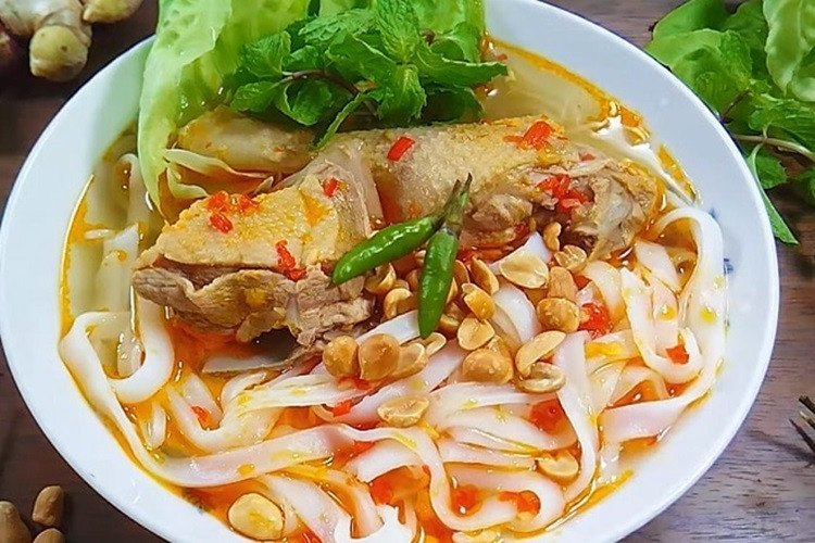 Tô mì Quảng vịt hoàn chỉnh với sợi mì, thịt và rau sống