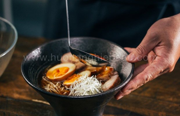 Tô mì ramen nóng hổi với sợi mì, thịt xá xíu, trứng lòng đào và hành lá