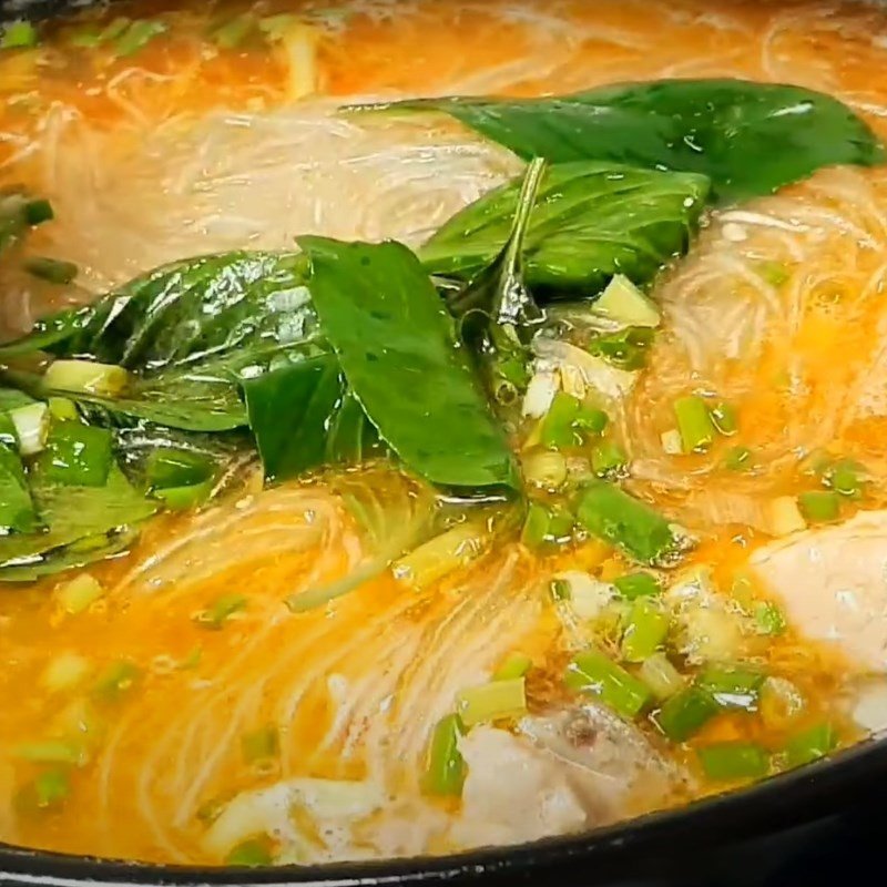 Tô miến sườn cay lá quế thơm ngon, hấp dẫn đã hoàn thành