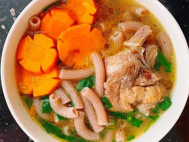 Tô nui gạo lứt nấu xương hầm rau củ nóng hổi, một món ăn ngon từ nui gạo lứt