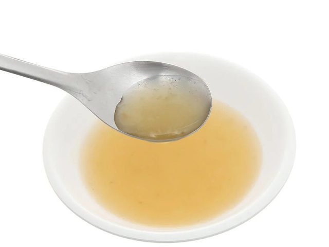 Tô nước dùng dashi màu vàng nhạt thơm ngon dành cho bé