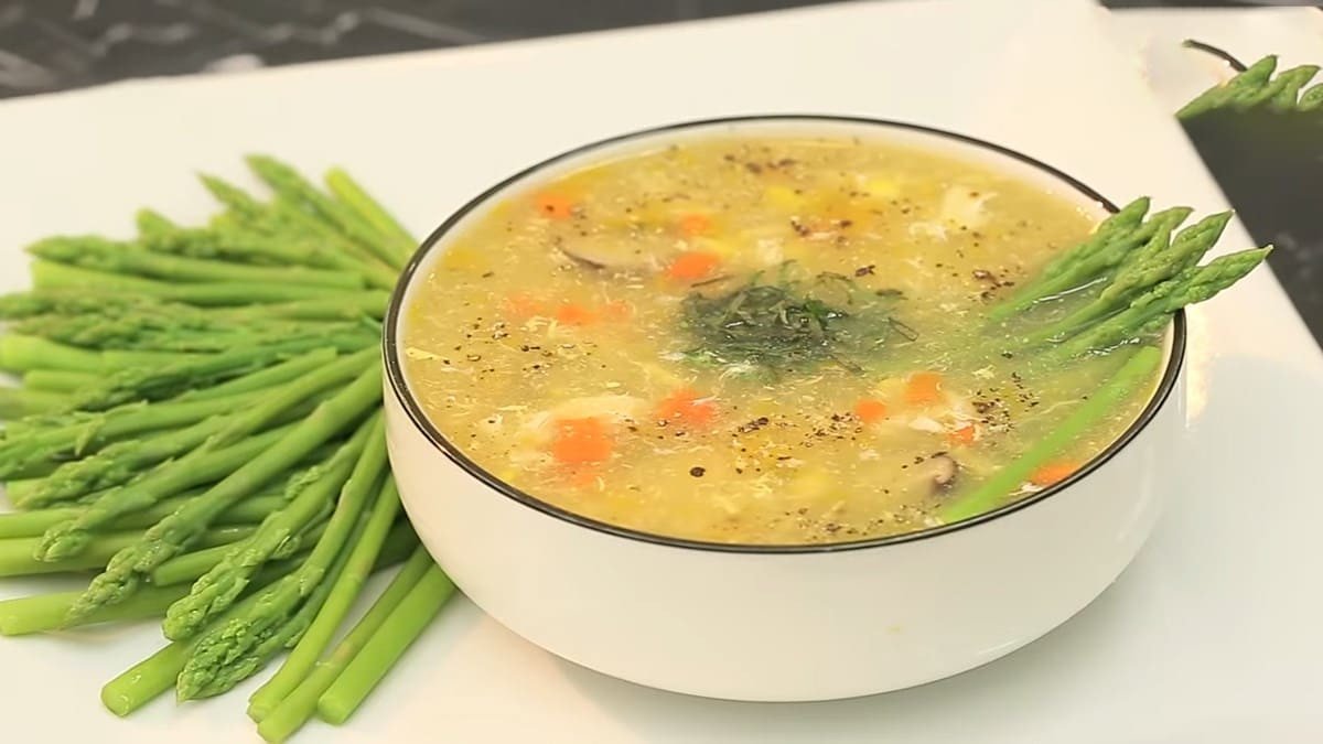 Tô súp gà măng tây nóng hổi, thanh đạm