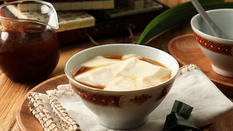 Tô tàu hủ đường mát lạnh kèm đá, phân tích hàm lượng calo để kiểm soát năng lượng.