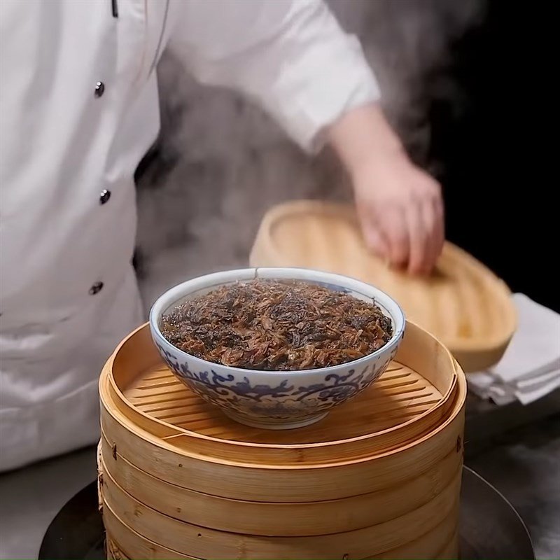 Tô thịt khâu nhục Quảng Đông đang được hấp cách thủy