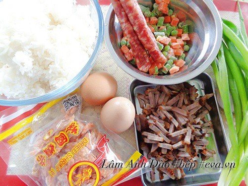 Toàn bộ nguyên liệu tươi ngon chuẩn bị cho món cơm chiên Dương Châu hấp dẫn.