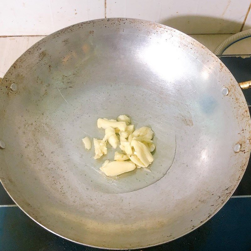 Tỏi băm đang được phi thơm vàng trong chảo dầu nóng
