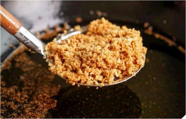 Tỏi băm được phi vàng thơm để trộn bánh tráng