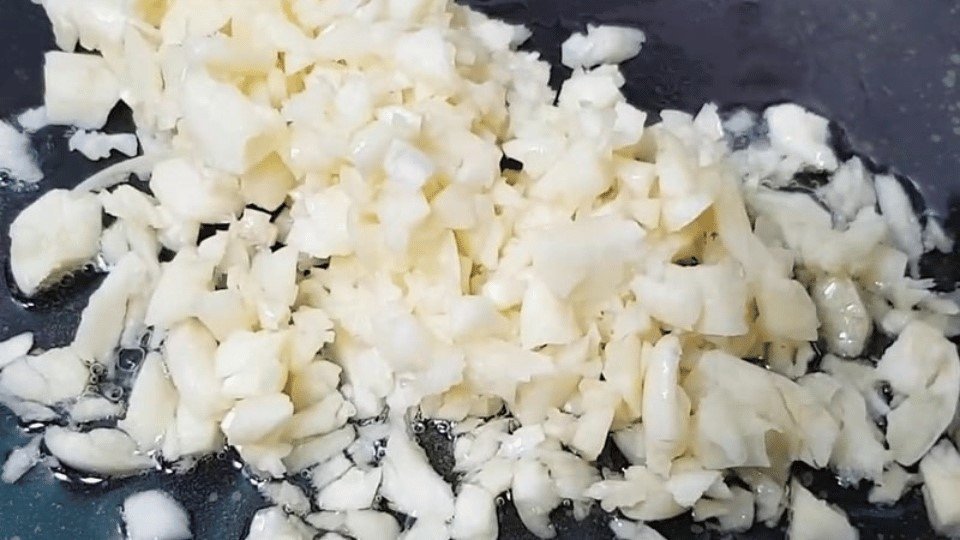 Tỏi băm nhỏ chuẩn bị phi thơm