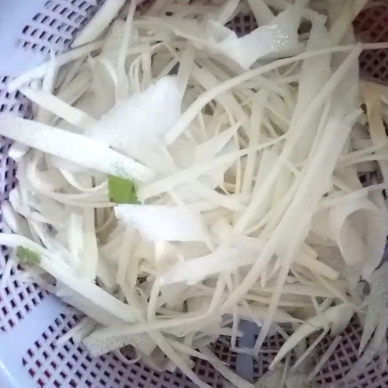 Tỏi băm nhỏ để phi thơm nước canh