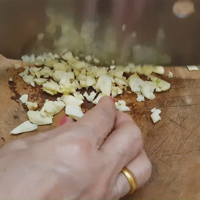 Tỏi băm nhuyễn chuẩn bị xào cải chíp