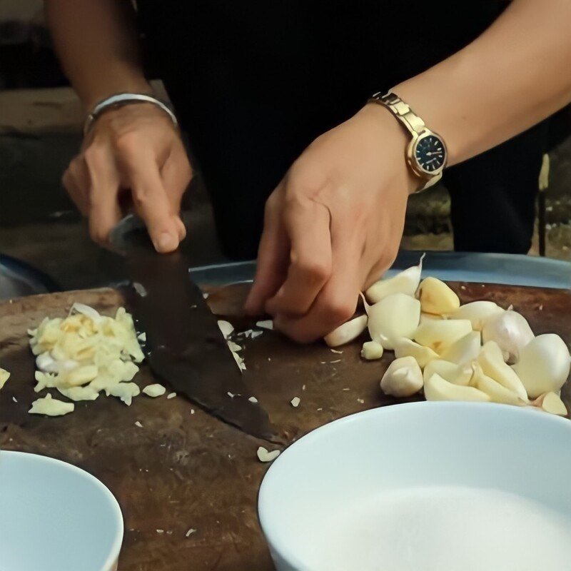 Tỏi băm nhuyễn, gia vị quan trọng trong cách làm thịt gác bếp