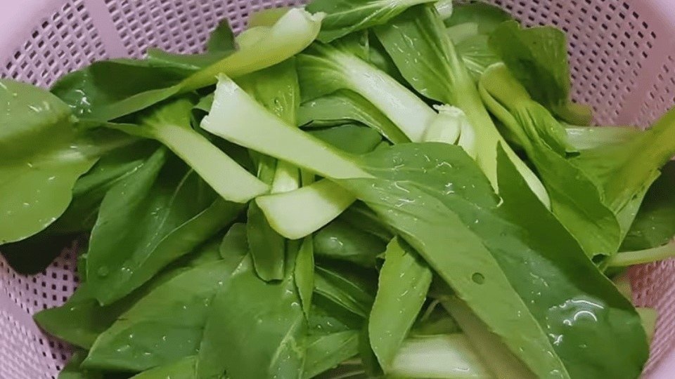 Tỏi băm sẵn sàng cho món cải thìa xào