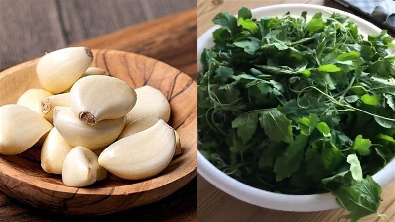 Tỏi bóc vỏ chuẩn bị xào mướp đắng