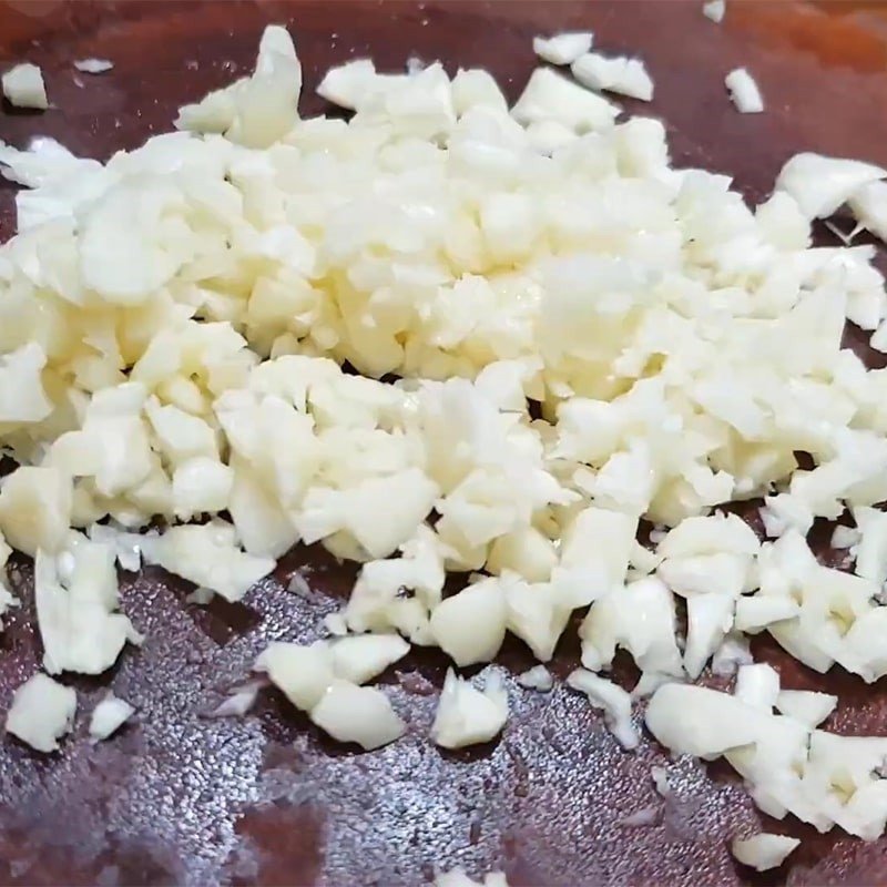Tỏi đã bóc vỏ và băm nhỏ