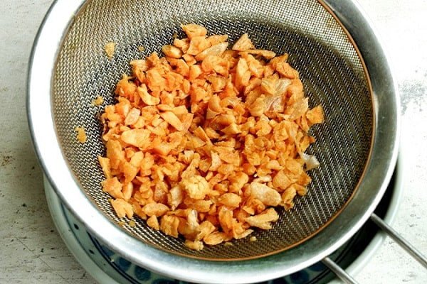tỏi phi vàng thơm cho món ốc hương xào bơ tỏi