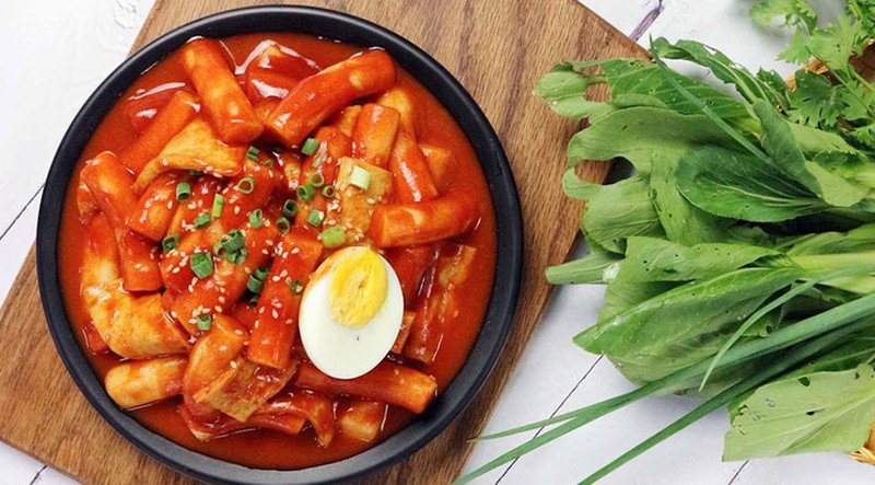Tokbokki ăn kèm rau củ tươi và trứng luộc