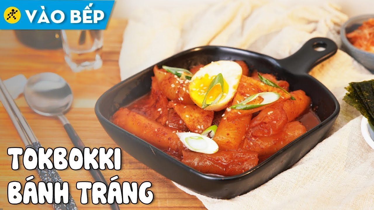 Tokbokki phô mai làm từ bánh tráng với nước sốt cay đậm đà