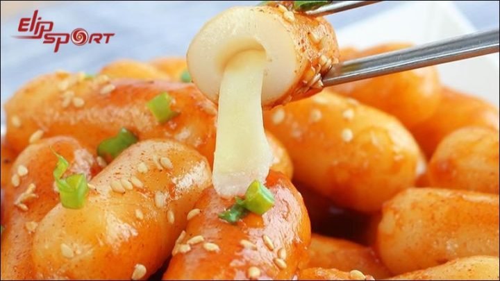 Tokbokki phô mai nóng hổi, hấp dẫn