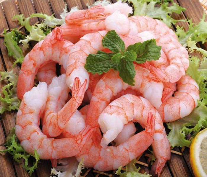 Tôm đã hấp chín đang được sơ chế thủ công