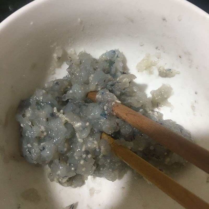 Tôm đã sơ chế và băm nhỏ