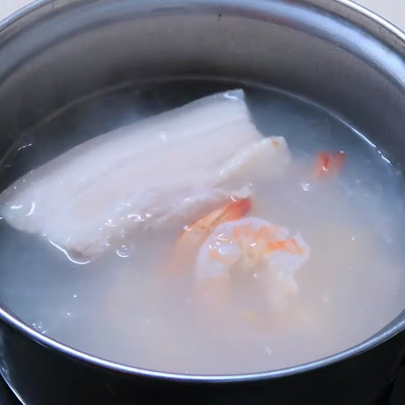 Tôm đang được luộc chín tới, sẵn sàng cho món gỏi đu đủ tôm thịt