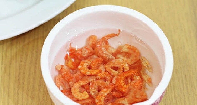 Tôm khô đã ngâm nở, sẵn sàng để chế biến canh