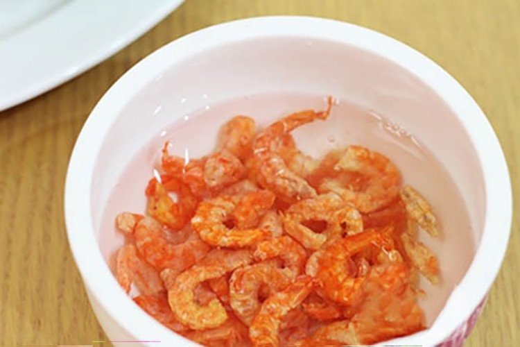 Tôm khô đang được ngâm nở để chế biến kho quẹt