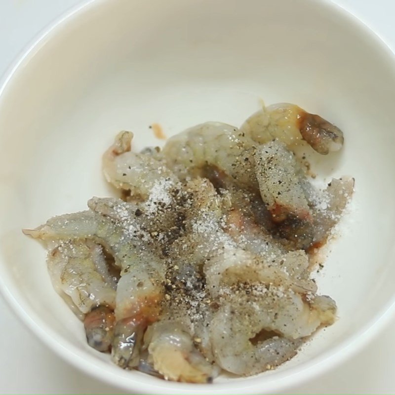 Tôm tươi đã bóc vỏ, bỏ chỉ đen, chuẩn bị ướp gia vị để xào cùng trứng