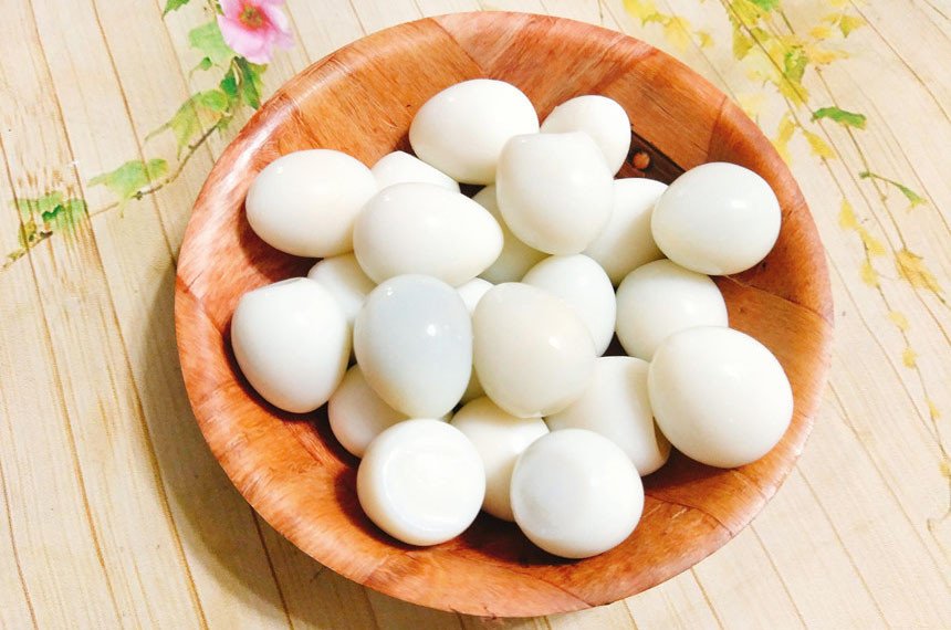 Tôm tươi đã bóc vỏ, bỏ chỉ đen, sẵn sàng hấp để làm súp thập cẩm