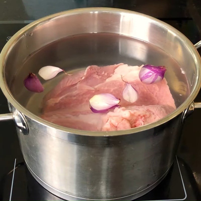 Tôm tươi đã luộc chín, bóc vỏ và chẻ đôi chuẩn bị cho món cuốn