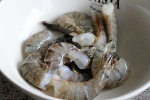 Tôm tươi đã sơ chế để chuẩn bị chiên bánh tôm