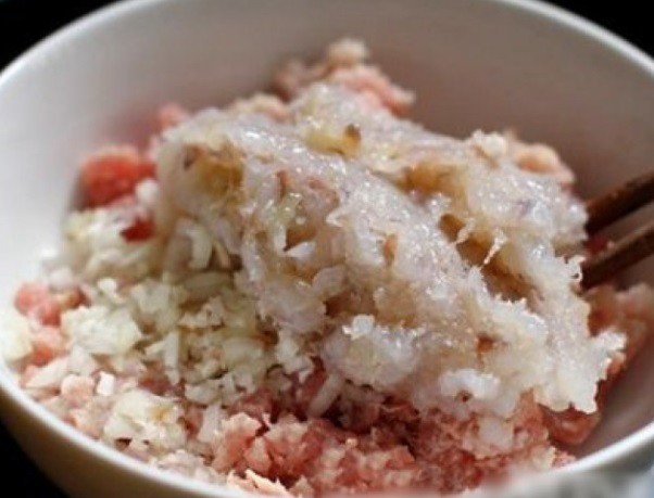 Tôm và thịt băm được ướp gia vị đậm đà cho nhân chè trôi nước mặn