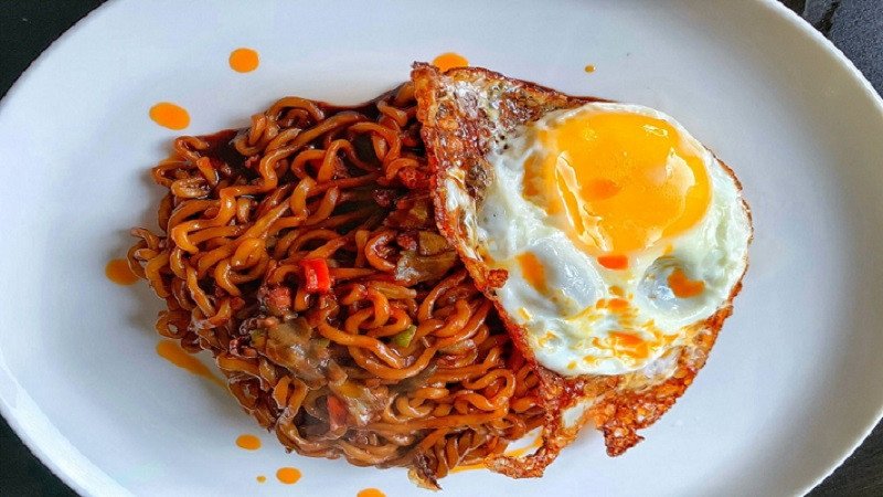 Tổng lượng calo của một đĩa mì xào trứng