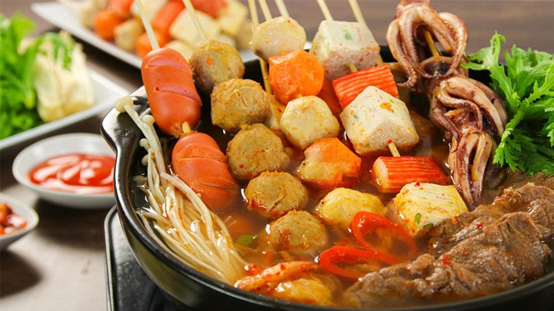 Topping lẩu với các loại viên và thịt có calo khác nhau