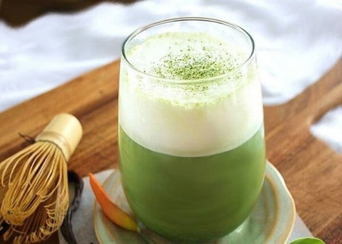 Trà sữa thái xanh bột béo sánh mịn cùng thạch rau câu dẻo.