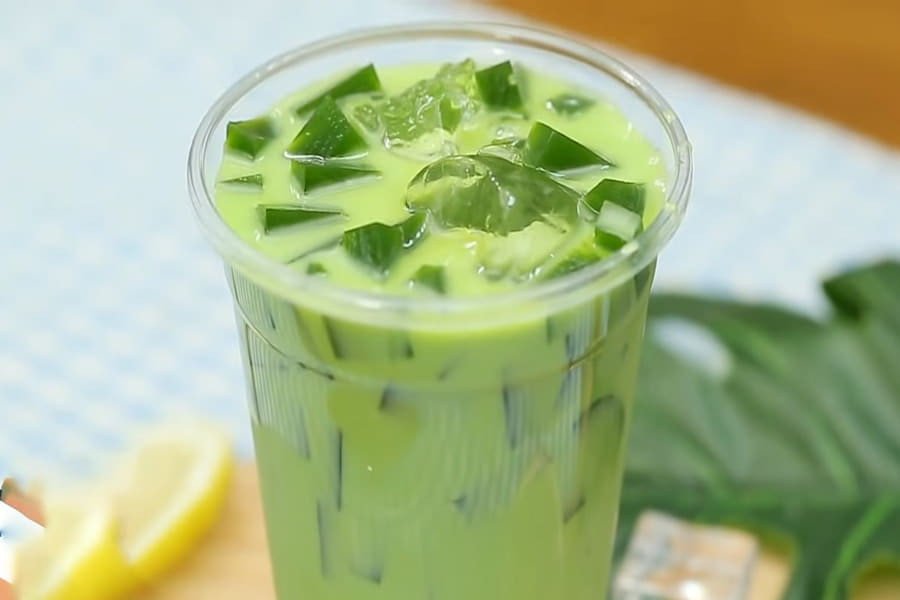 Trà thái xanh với lá trà khô đặc trưng dùng để nấu trà sữa thái xanh