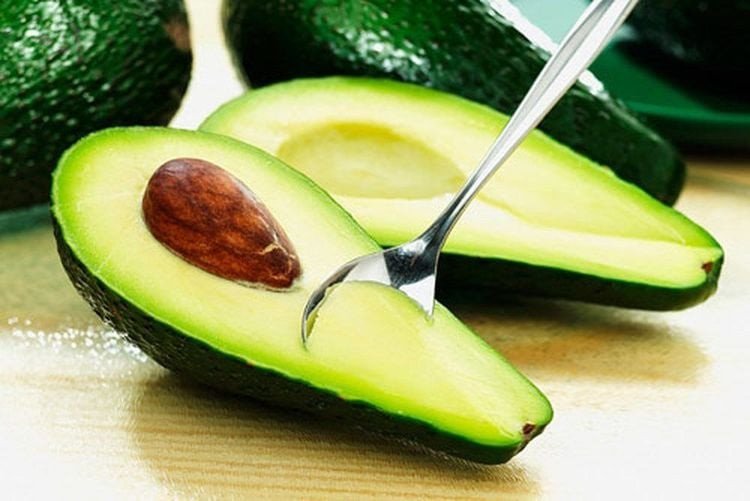 Trái bơ tươi ngon, nguồn chất béo lành mạnh bổ sung calo và dinh dưỡng cho trẻ 1 tuổi