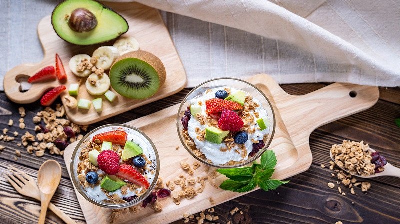 Trái cây tô với đa dạng topping