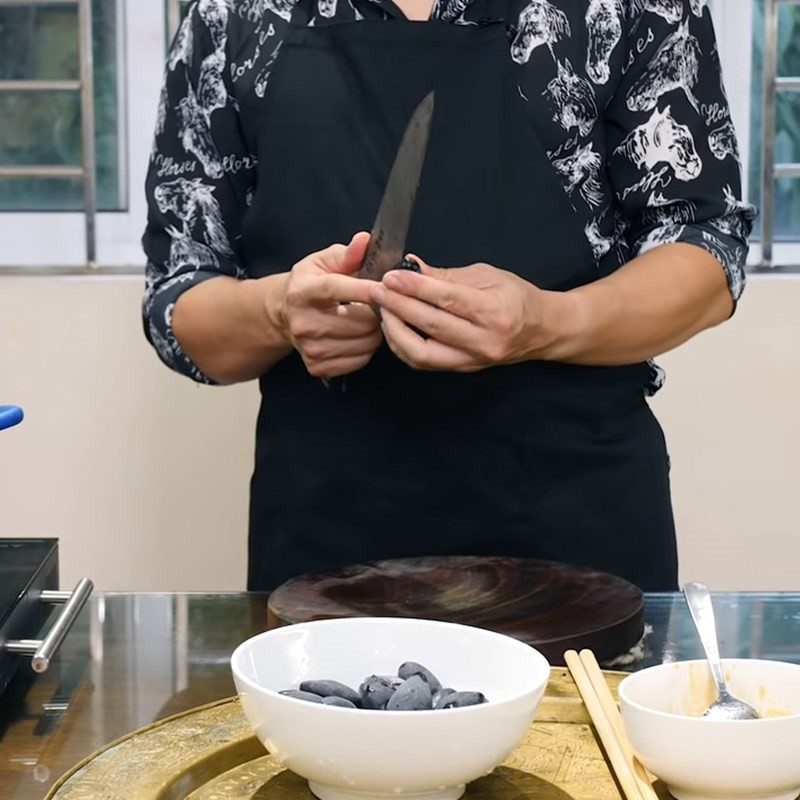 Trám đen đã được cắt đôi và tách hạt để làm thịt kho trám