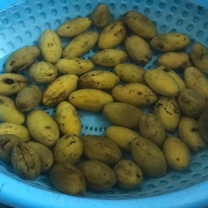 Trám xanh đang được luộc sơ để dễ sơ chế