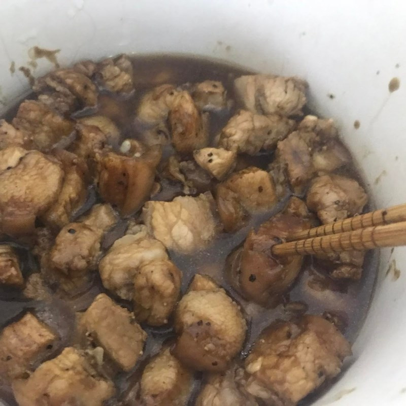 Trám xanh được thêm vào nồi thịt kho trám để hương vị hòa quyện