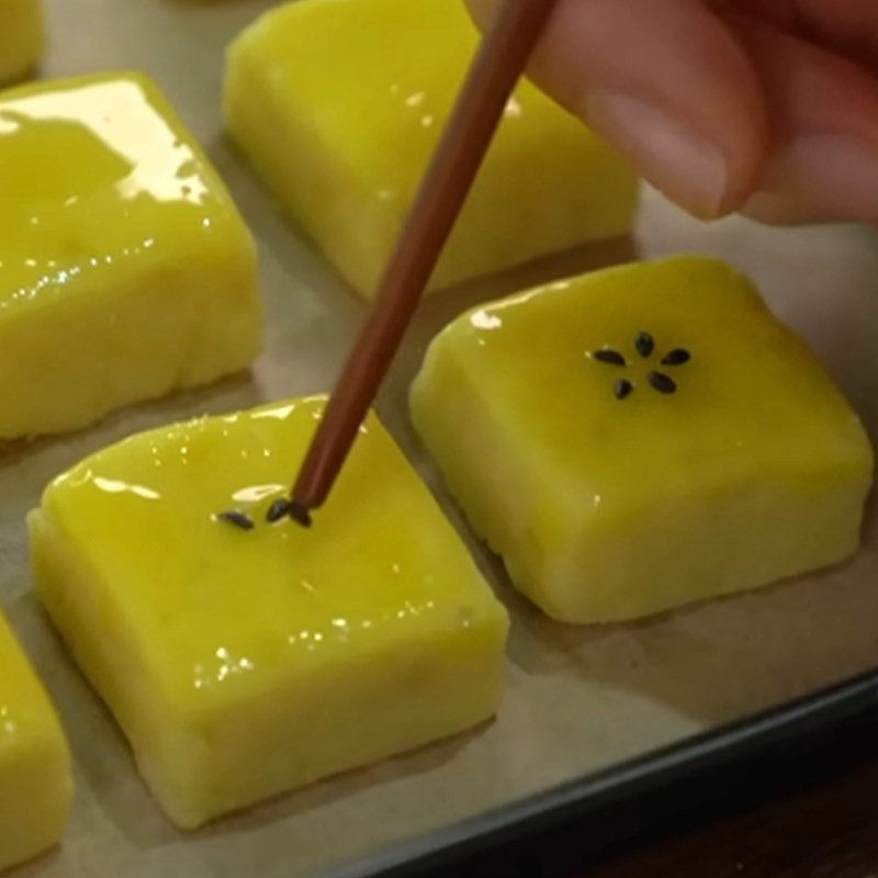 Trang trí mè đen lên bánh khoai lang