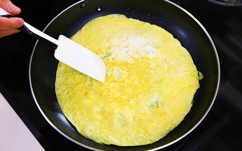 Tráng trứng mỏng để làm nhân cho món canh bóng mọc