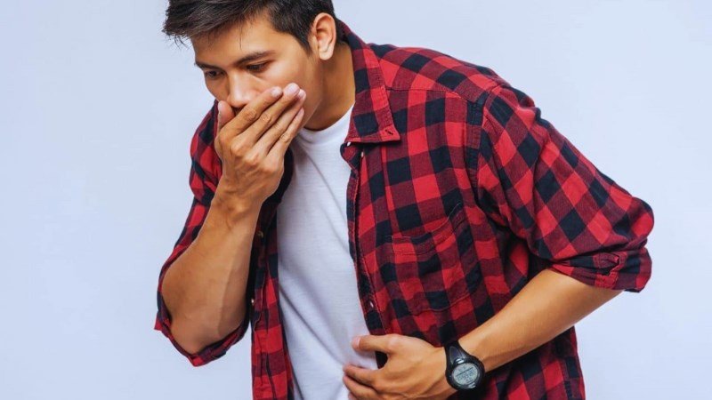 Tránh ăn lương khô giàu calo vào buổi tối để không bị đầy hơi, khó tiêu