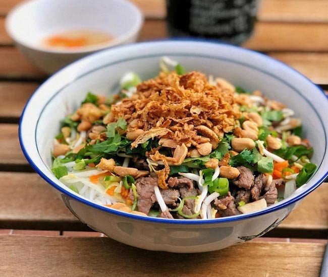 Tránh ăn phở trộn vào buổi đêm để kiểm soát calo và duy trì cân nặng
