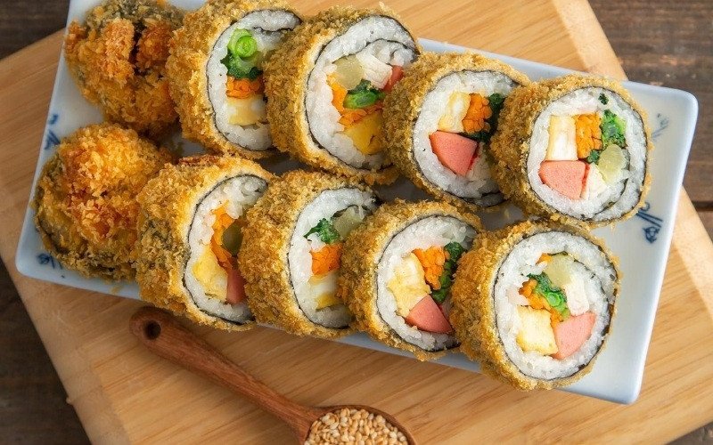 Tránh các loại sushi chiên xù để giảm lượng calo và chất béo không lành mạnh