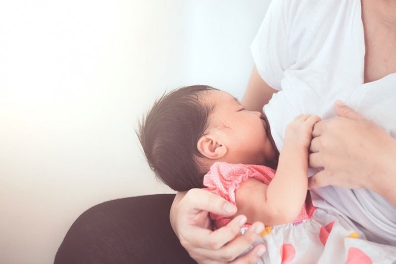 Trẻ 3 tháng tuổi nên được nuôi dưỡng hoàn toàn bằng sữa mẹ