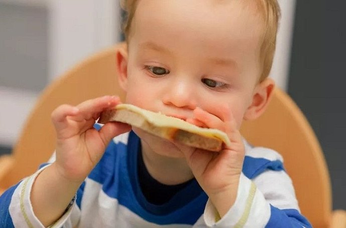 Trẻ em ăn phô mai