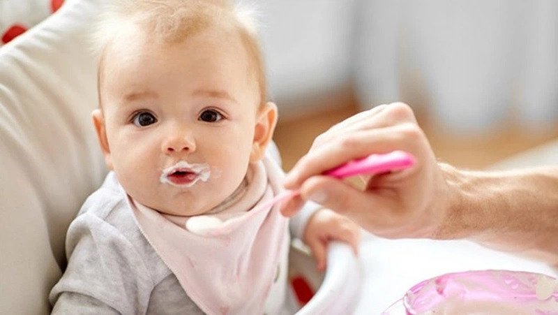 Trẻ em ăn váng sữa Hoff để bổ sung dinh dưỡng